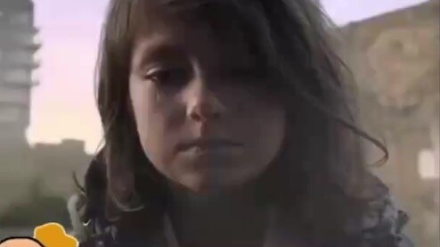 Real images of a little girl from abroad, may the world be peaceful and everyone be treated kindly