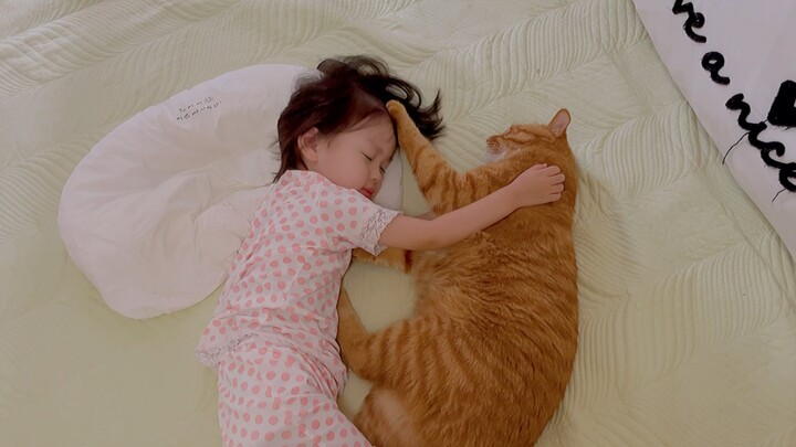 [สัตว์]ช่วงเวลาน่ารักที่แมวและลูกน้อยนอนด้วยกัน