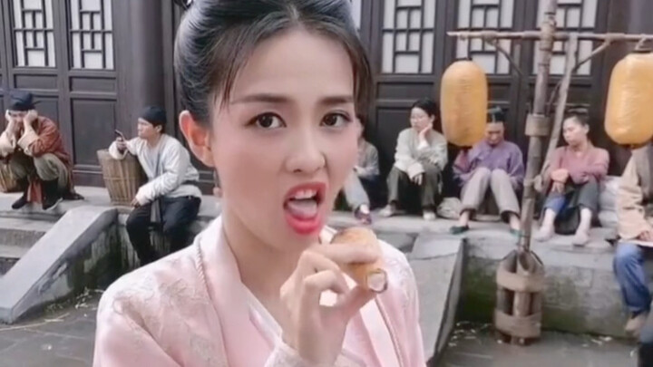 หยางอิ่งกินไอศกรีม VS ไป๋ลู่กินไอศกรีม