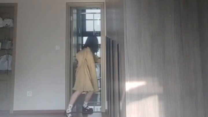 Sebuah video campuran latihan tari rumahan yang direkam sejak lama