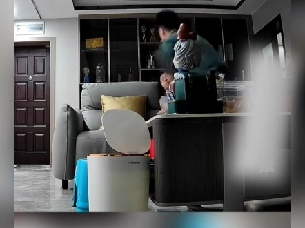 Anh trai ra tay dạy dỗ cô em gái ngỗ ngược