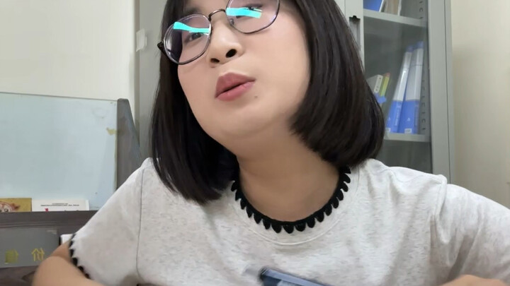 Để thu hút sự chú ý của bạn, giữa trời nắng nóng thế này cũng chẳng dễ dàng gì cho anh ấy đâu.