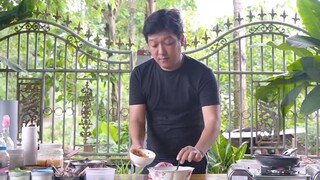 Trường Giang đổ Bánh Xèo Miền Trung nóng hổi, giòn rụm. Quá đã cho ngày mưa!