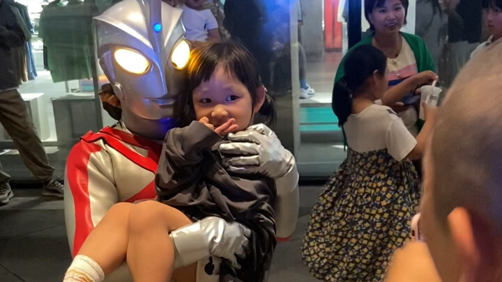 Khi bạn lần đầu khoác lên mình bộ đồ da của Ultraman Ace ở lối vào trung tâm thương mại