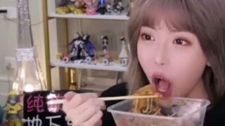 Thấy Tiểu Đoàn Đoàn bị cảnh cáo, chị Chu đến đồn cảnh sát để tìm người thi hành luật, nhưng đã bị lờ