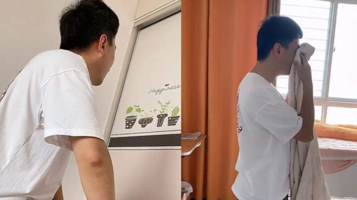 After a year of staying up late every night to help his child with homework, the dad burst into tear