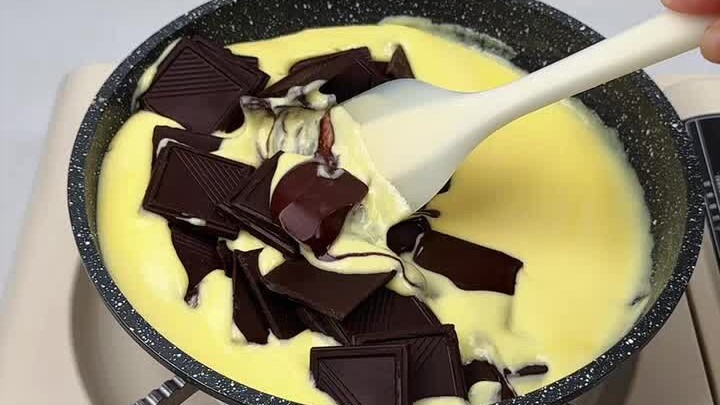 Một hộp nhỏ kem núi băng dung nham của hãng Nào Lợi Lai chỉ có 200g mà giá tới 58 tệ. Tự làm ở nhà đ