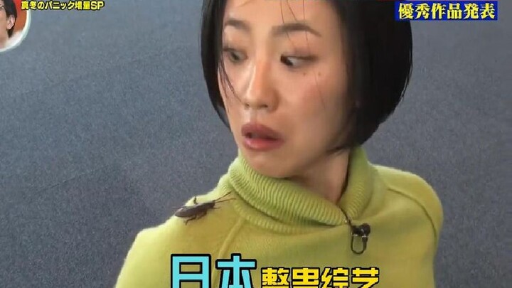 震惊！当小姐姐偶遇到蟑螂道具，差点被吓到原地起飞