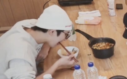 Vậy thì kiểu cầm đũa của Wonwoo như thế này làm sao gắp được đồ ăn vậy?₍•Д•)