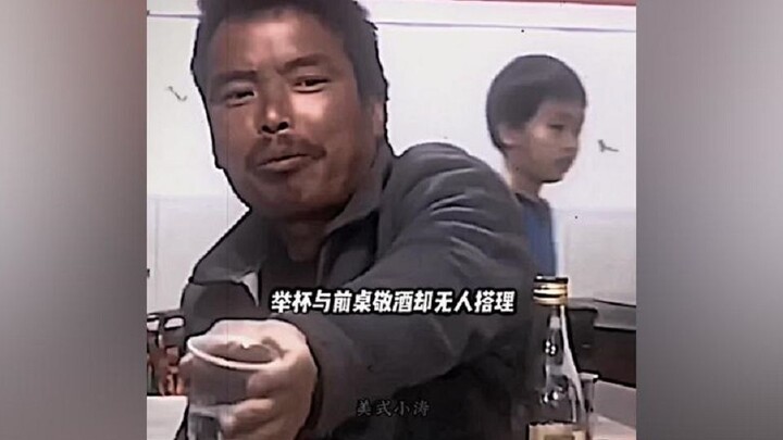 A man’s toast was declined, leaving him awkwardly bowing his head to eat his meal.