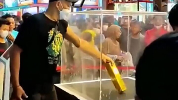 أنا أهديك إياها فورًا، هل تجرؤ على التحدي؟