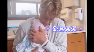 当爸爸第一次抱女儿