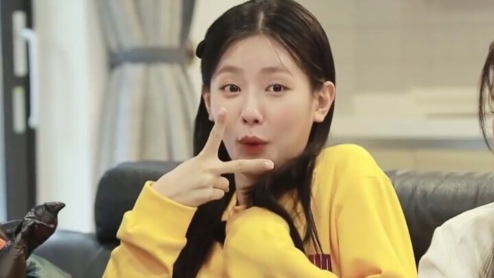 Such cute habitual gestures when eating noodles!