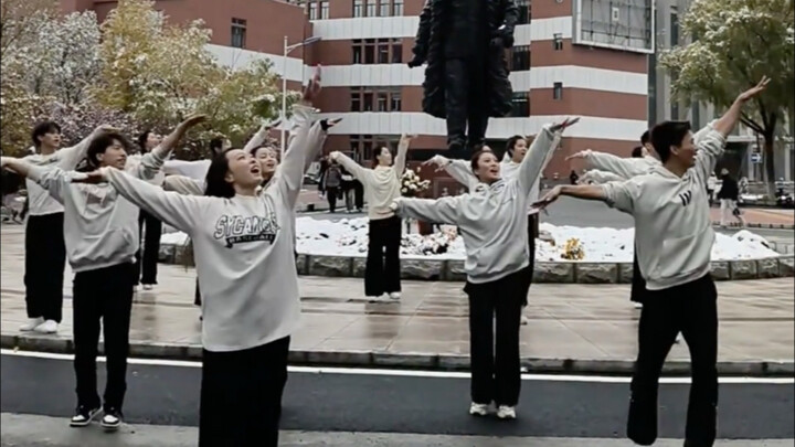 东北石油大学校园 几个同学载歌载舞《站在草原望北京》这才是现代大学生该有的活力！！！！