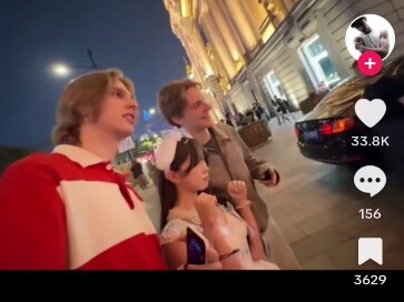 หนุ่มรัสเซียจาก TikTok ท่องเที่ยวจีนแล้วถูกชาวจีนขอถ่ายรูปคู่ เขาดูเหมือนจะรู้ตัวดีว่าตัวเองได้รับคว