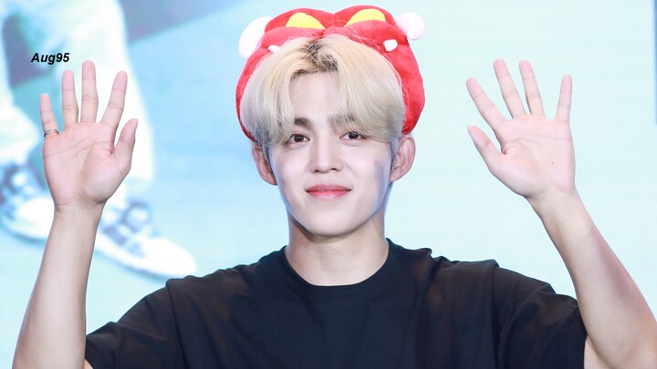 [Choi Seungcheol 4K Live] SEVENTEEN YooA & Wonwoo Guangzhou Fan Sign: Bro, you’re so cute for trying