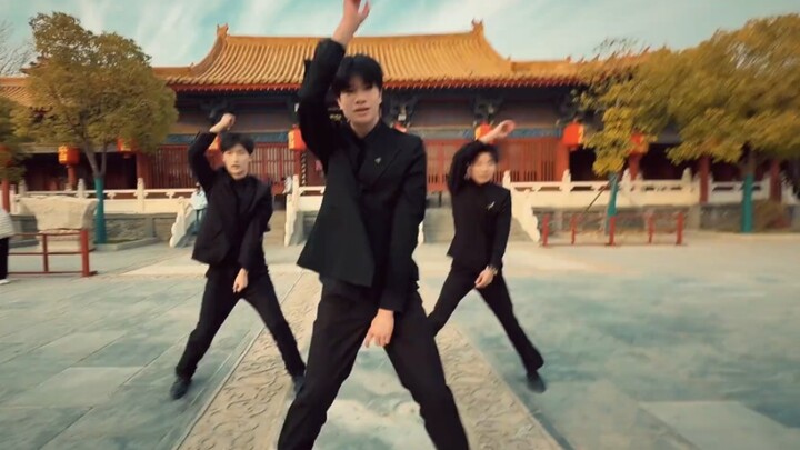 กำแพงแดง หลังคาเขียว ชายคาทอง สืบสานสองราชวงศ์ สามภพ หกร้อยปี