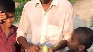 坐火车路过一个村子。下车买个黄瓜吃。