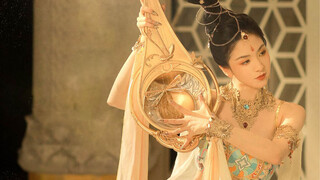 A girl dances with Sa Dingding's Hongyin