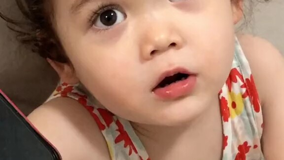 Một em bé trưởng thành đã biết tự mình liên hệ với lớp giáo dục sớm rồi