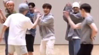 เสียงหัวเราะของชานอาดังไปทั่วห้องซ้อม ฮ่าๆๆๆๆๆๆๆๆๆๆ เสียงหัวเราะที่จริงใจ ดูเหมือนว่าห้องซ้อมนี้จะมี