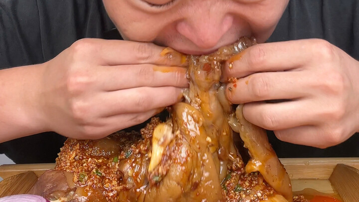 أقدام البقر المغطاة بالصلصة الطازجة من القدر، رائعة للغاية!