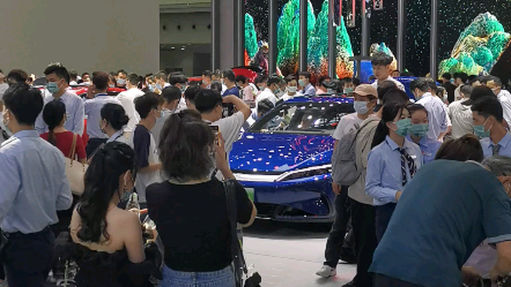 Một bên tấp nập khách ra vào, một bên vắng vẻ đìu hiu [cười khóc] Xe nội địa quả thật đã mạnh mẽ lên