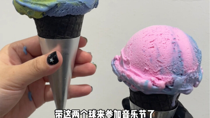 พกบอลสองลูกมางานเทศกาลดนตรีแล้ว…