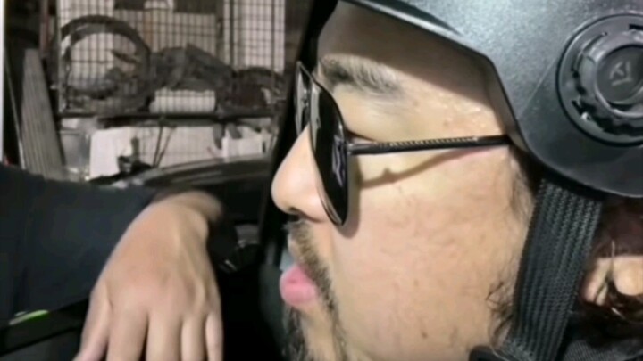 Passing by the security guard, they mercilessly teased Brother Feng—the whole thing was packed with 