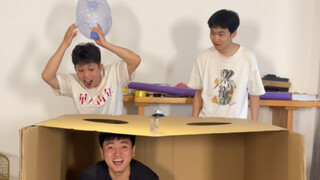 Minta teman Anda untuk menonton tantangan whack-a-mole tiga orang