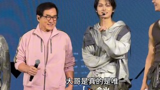 成龙受文俊辉邀请出席SEVENTEEN演唱会！同时也是SVT十年来第一次邀请嘉宾上台演唱！