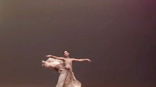 "الربيع مليء بالحياة، وأنت أيضًا مشرق. إذا كانت الحرية لها شكل، فستتحول الضوء إلى تنورتها."