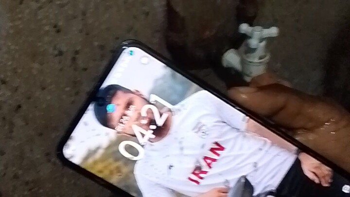 ফোন গোসল করানো হচ্ছে