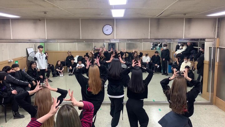 طلاب النادي يرقصون ريمكس لأغنية LION لـ (G)I-DLE