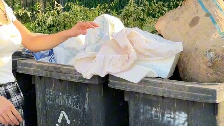 We should stick together tightly, just like pomegranates.