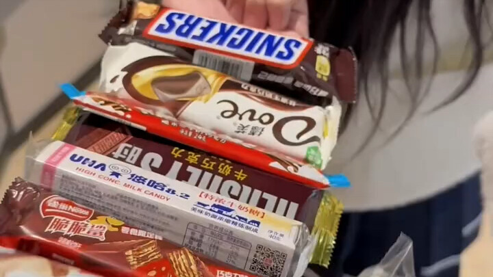 Hadiah paling berharga yang bisa diberikan seseorang kepada orang lain adalah kesabaran dan waktu.