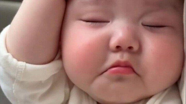 Cứ vừa ngủ là thế này, mày nhíu lại đầy ủy khuất, dáng vẻ tội nghiệp quá, có nên đánh thức cậu ấy kh