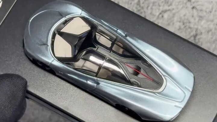 Which small-scale McLaren speedster is better?