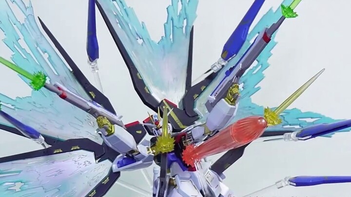 Bandai MR Strikes Free 20th Anniversary sedikit lebih tampan dibandingkan warna mutiaranya