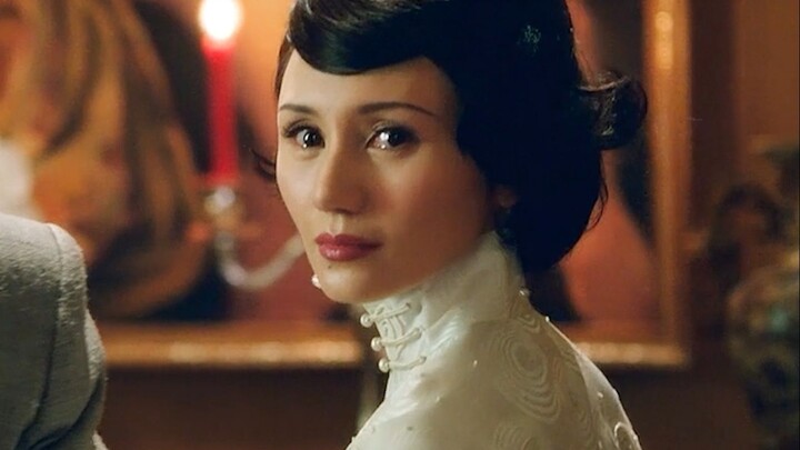Turning back with a glance, her eyes brimming with tears, she conveys countless emotions without utt