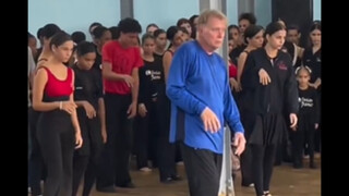 المصمم الكوريغرافي فينسنت باترسون يؤدي أغنية جاكسون "Thriller"، وهو أيضًا أحد راقصي الزومبي الأصليين