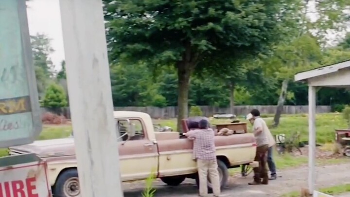 Anh ta vì tiền mà dấn thân vào con đường tội lỗi, nhưng cuối cùng mới hiểu ra rằng: đồng tiền ở bên 