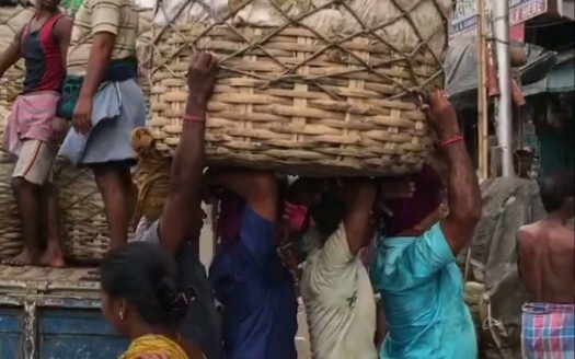 Công nhân bốc dỡ hàng tại chợ Ấn Độ – hàng hóa được sắp xếp gọn gàng đến mức bạn chưa từng thấy!