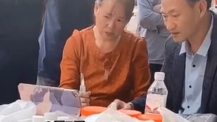 مخادع يستخدم جهازًا بتقنية "سوداء" ويُظهر لكبار السن أعضاءهم الداخلية بينما يمسك بباور بنك في يده!