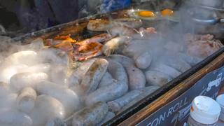 เนื้อสัตว์ ไส้กรอก หมูและไก่ย่างจากฟิลิปปินส์ ไนจีเรีย และอังกฤษ อาหารข้างทางในลอนดอน