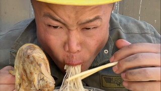 ซุปก๋วยเตี๋ยวเส้นมะเขือเทศใส่สะโพกไก่ อร่อยสุดๆ!