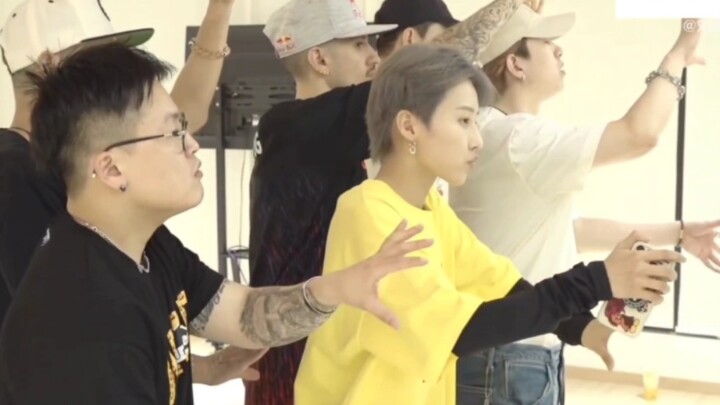 Làm thế nào để khuyên bảo cô con gái thường xuyên thức khuya đây?