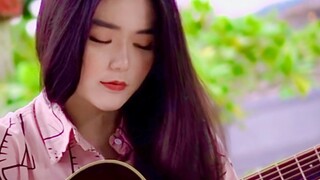 【Guitar Fingerstyle-At My Worst】The girl plays the guitar in the garden in the afternoon, the taste 