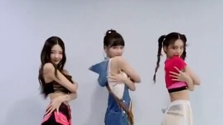 ITZY x Kim Chaewon's "SNEAKERS" dance video released!