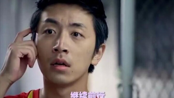 Vương Đại Thôi gia nhập đội bóng, vừa ra sân là cả đội đồng loạt “diễn sâu”, nhưng không ngờ bị Vươn